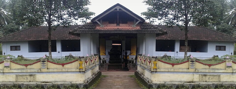 File:Nadapuram Iringannur Siva Temple Nalambalam.jpg