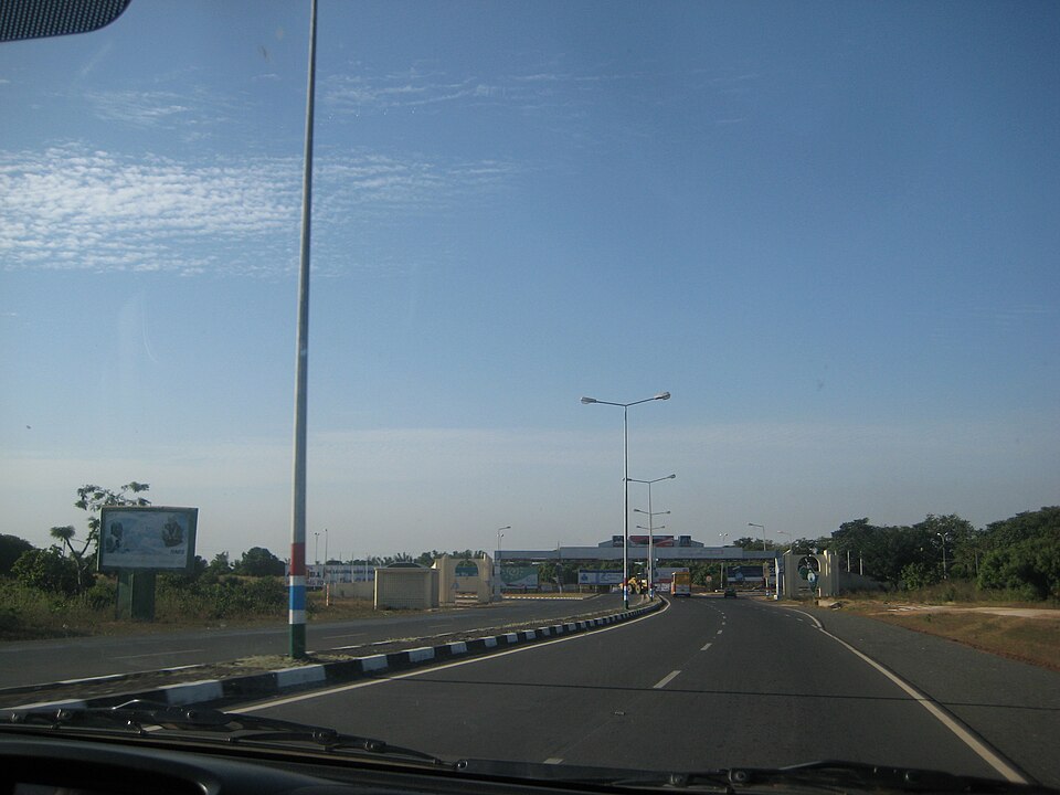 File:Road in Gambia 0003.jpg