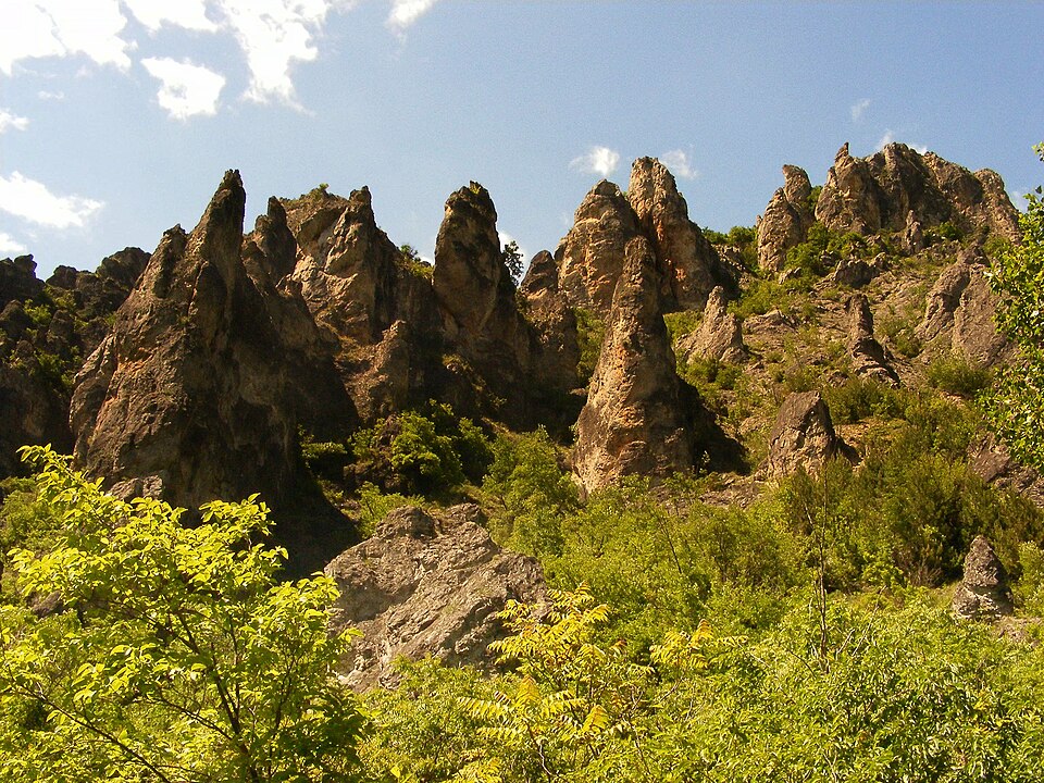 File:Скални образувания с. Ръждавица.jpg