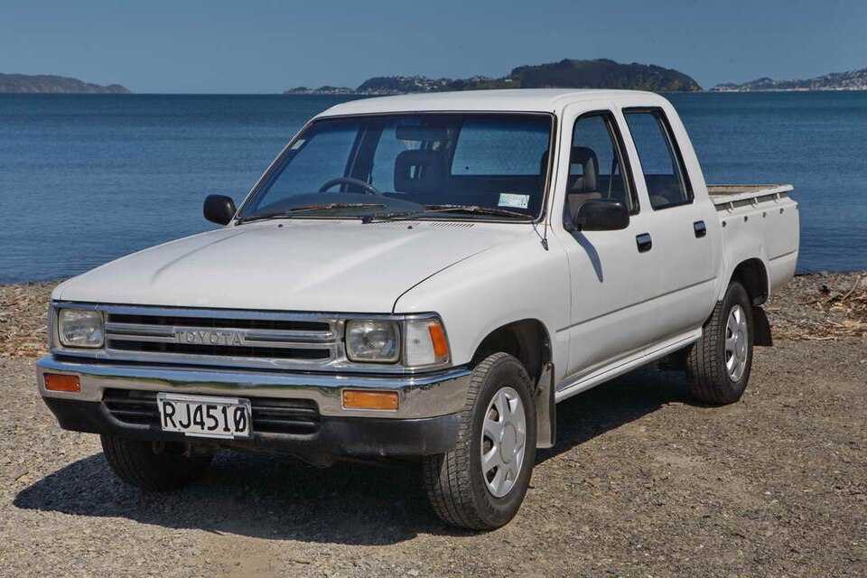 File:92 hilux 2L.JPG