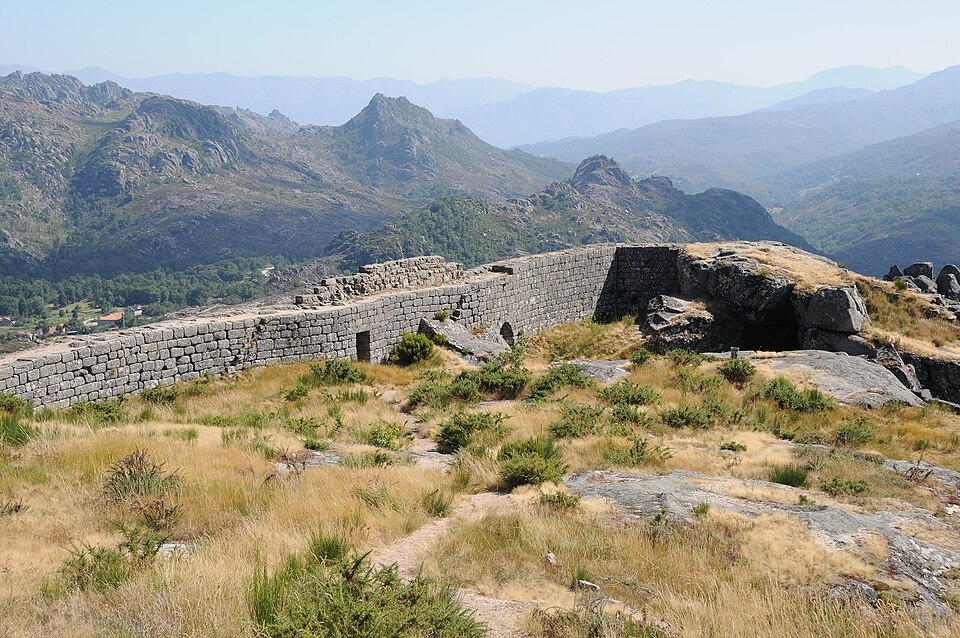 File:Castelo Castro Laboreiro.JPG