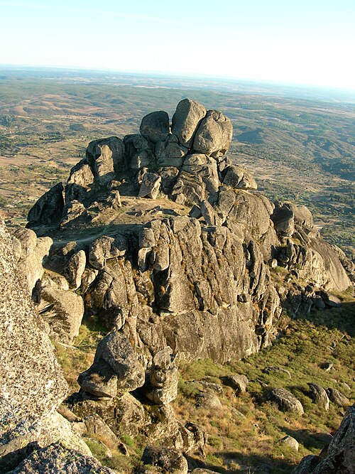 File:Castelo e muralhas de Monsanto IV.jpg