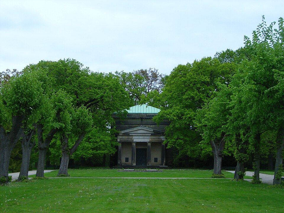 File:Mausoleum im Berggarten (Herrenhäuser Gärten).jpg
