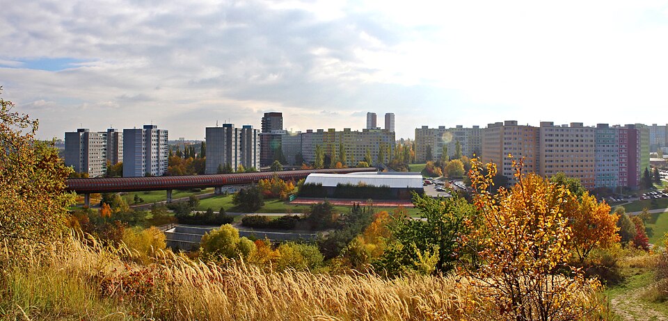 File:Centrální park Lužiny panorama 7.jpg