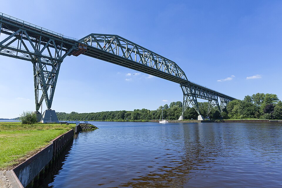 File:Eisenbahnbrücke Hochdonn Nord-Ostsee-Kanal.jpg