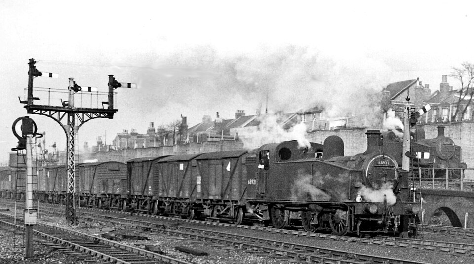 File:Ferme Park Up Yard geograph-2377685-by-Ben-Brooksbank.jpg