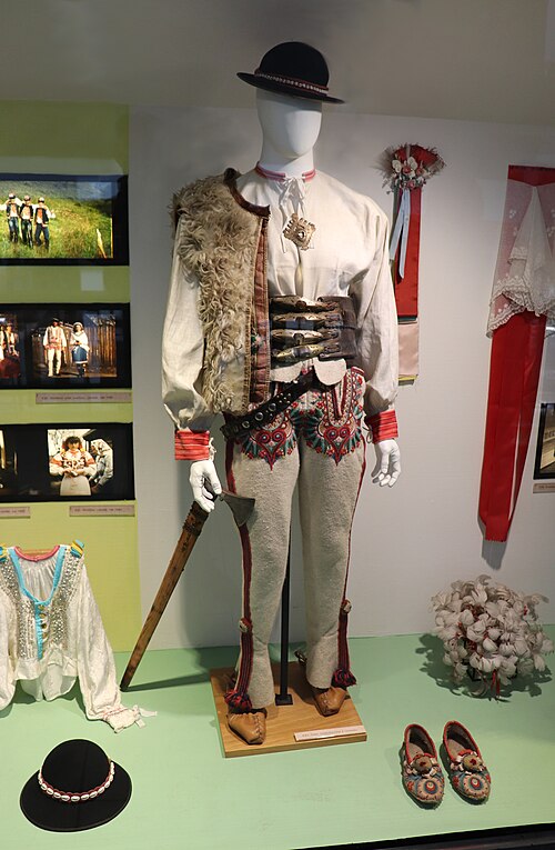 File:Lendak male costume - TANAP museum.jpg