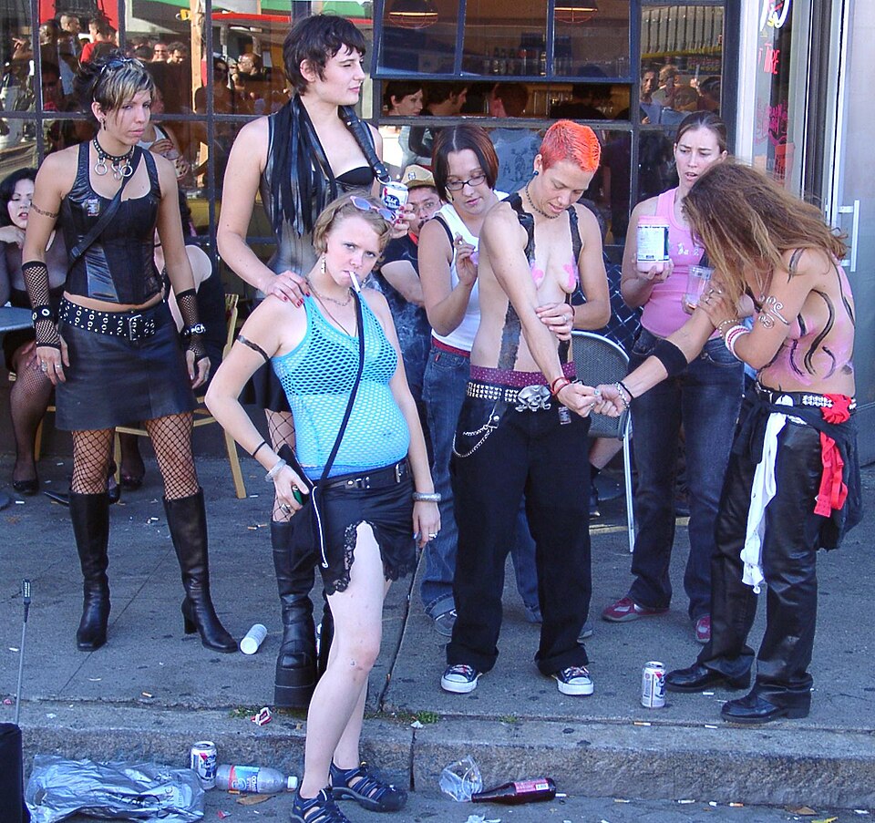 File:Lesbians Folsom Fair 2004.jpg