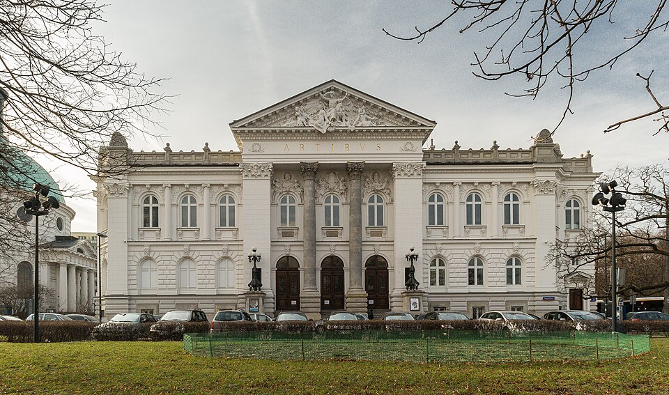 File:Zachęta - budynek z oddalenia.jpg