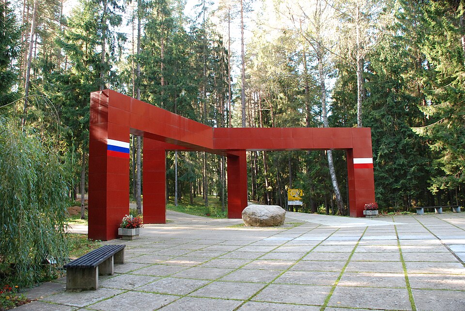 File:Ритуальная площадка Мемориала «Катынь».JPG