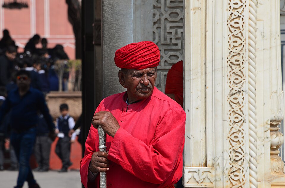 File:Gardien, City Palace, Jaipur.jpg