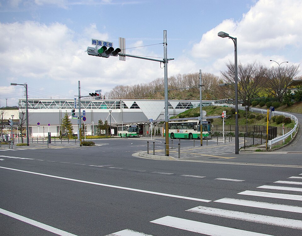 File:Kintetsu Gakken Kitaikoma sta 001.jpg