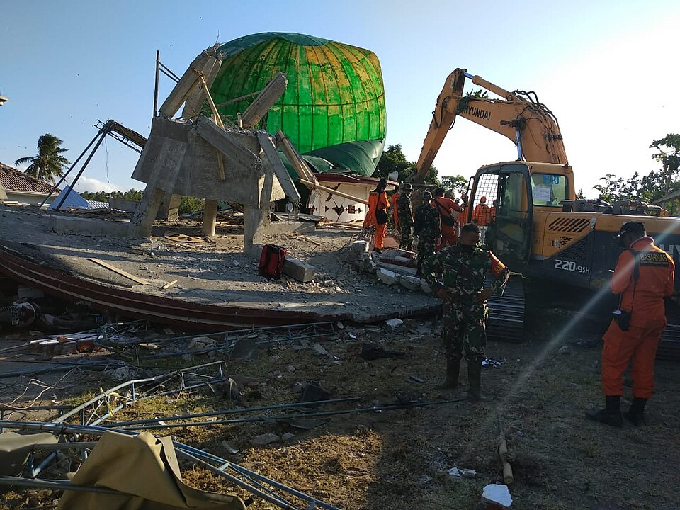File:Lombok earthquake mosque ruin evacuation.jpg
