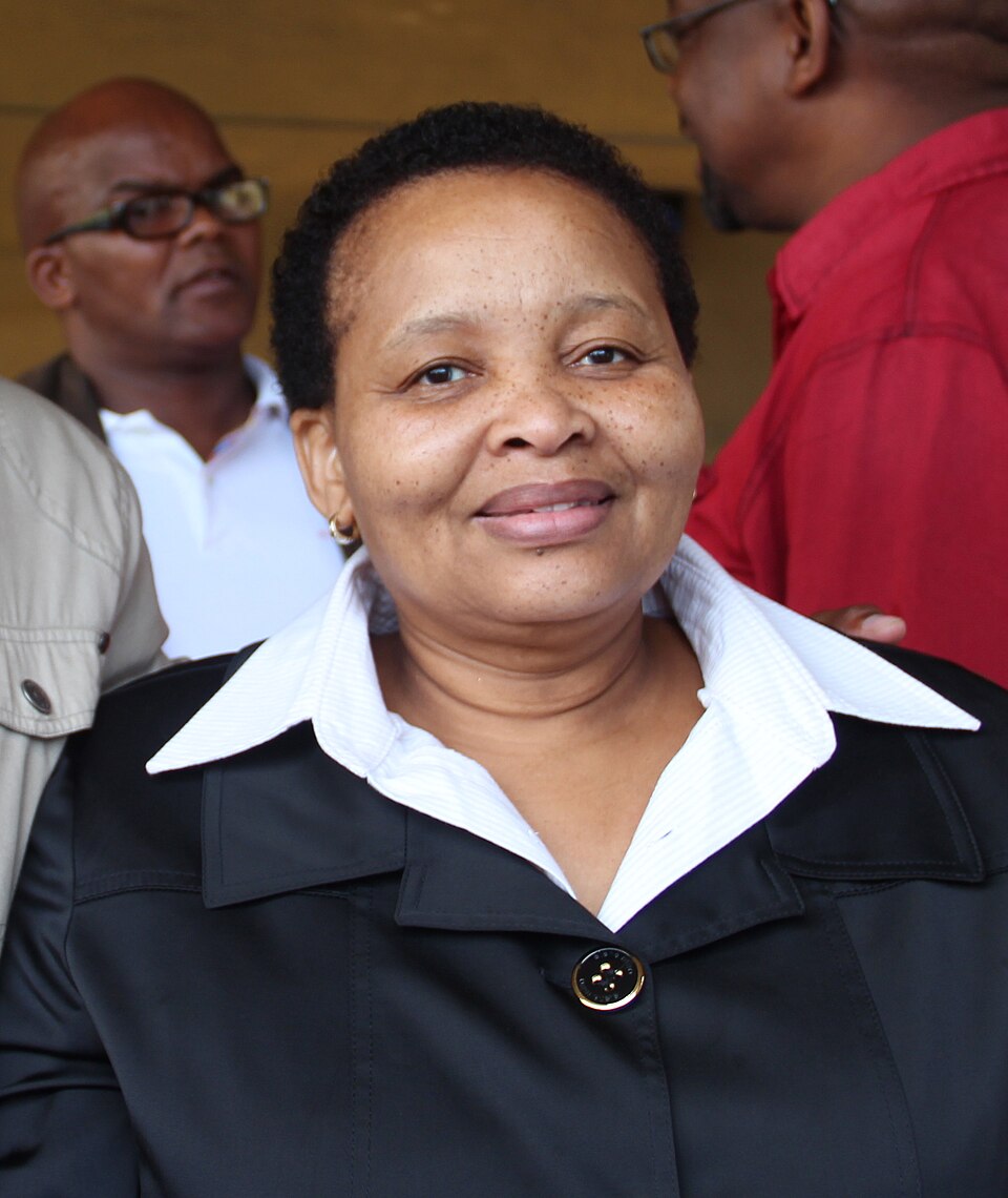 File:Lulu Xingwana 2013 crop.jpg