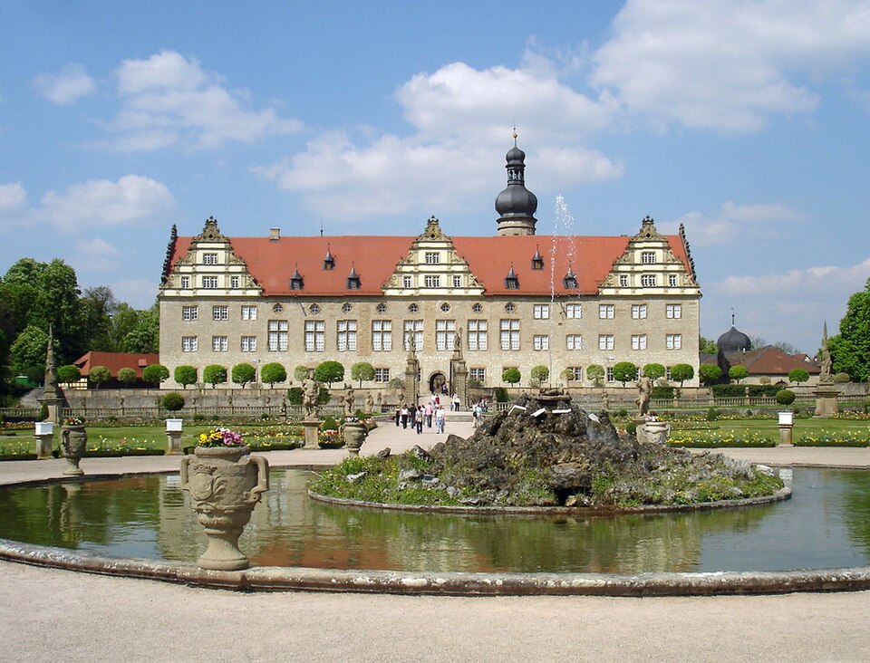 File:Schloss und Park Weikersheim.jpg