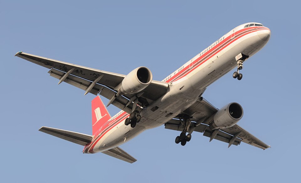 File:Shanghai Airlines Boeing 757-26D B-2876 Gu.jpg