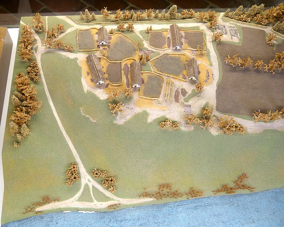 File:AMK - Linearbandkeramik Modell Hienheim 1.jpg