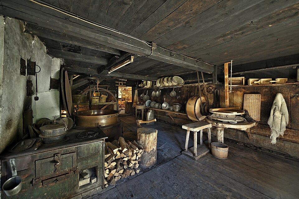 File:Alte Batzenalpe 2014 Interior 06.jpg