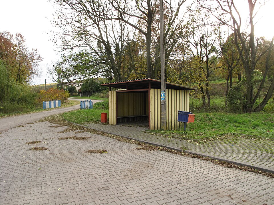 File:Czerwięcice, autobusová zastávka.jpg