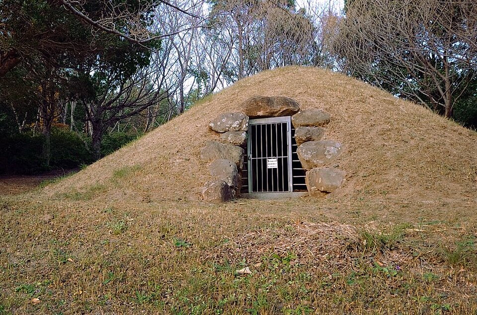 File:Onizuka Kofun (Kunisaki).jpg