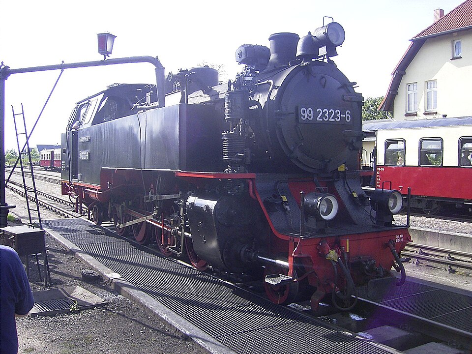 File:Schmalspurlokomotive 99 2323.jpg