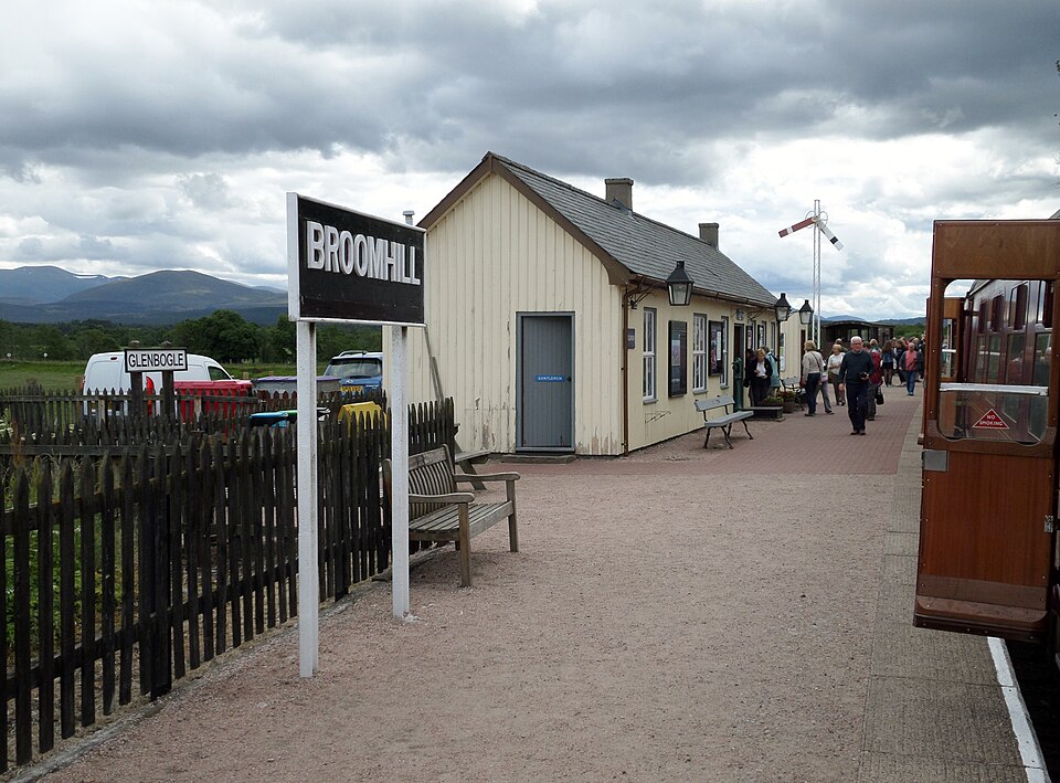 File:Broomhill railway station and signals.jpg