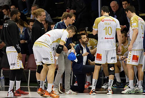 Joël da Silva and his players during a timeout.