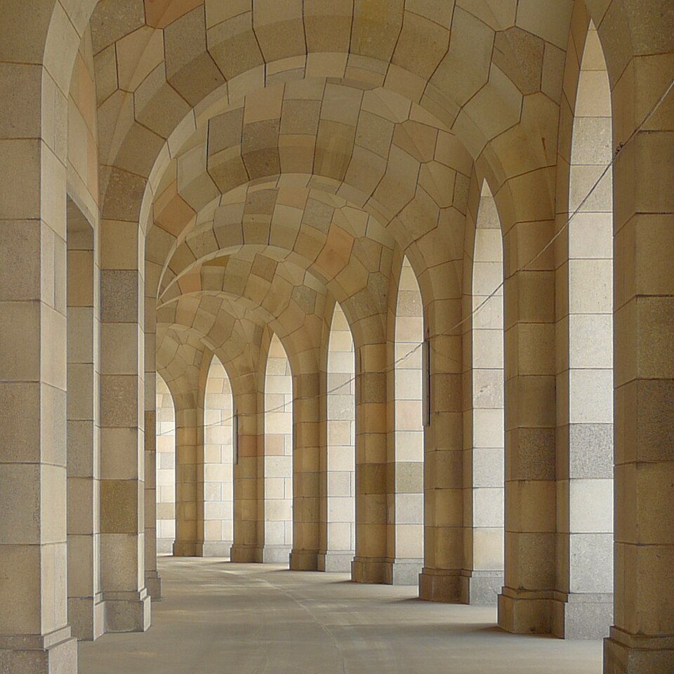 File:Kongresshalle Saeulengang TB.jpg
