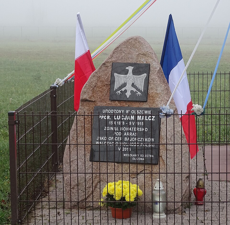 File:Lucjan Malcz monument Olszowa.jpg