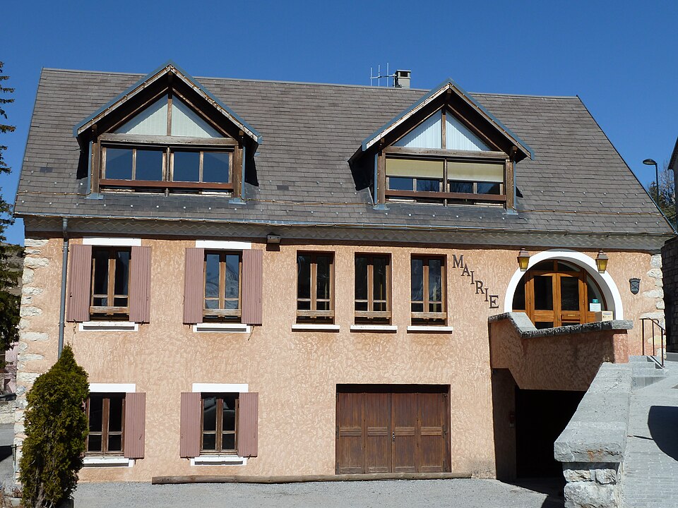 File:Mairie St Etienne en Devoluy.jpg