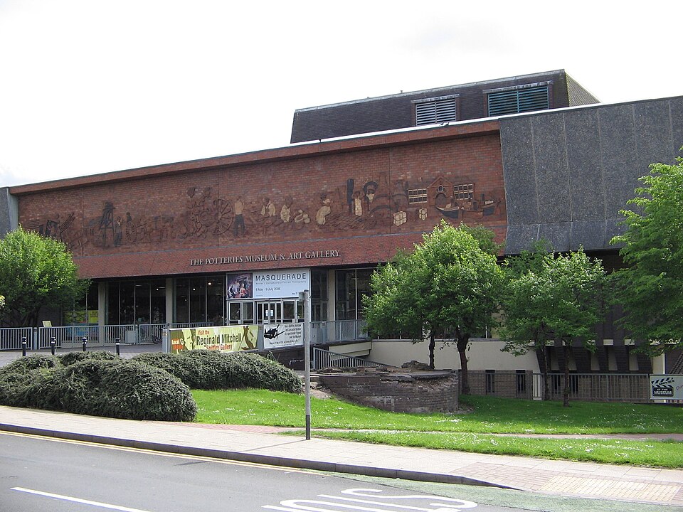 File:Potteries museum & art gallery.JPG