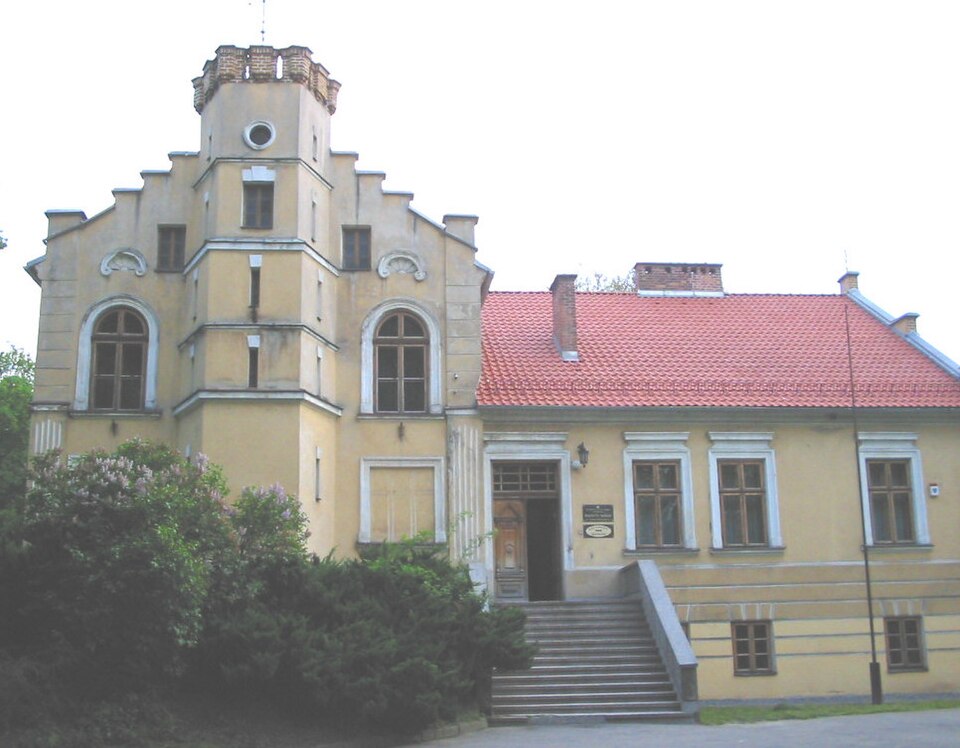 File:Skawina-pałac w parku.jpg