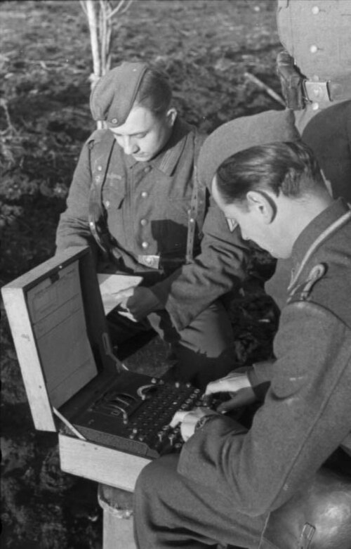 File:Bundesarchiv Bild 101I-241-2173-06, Russland, Verschlüsselungsgerät Enigma.jpg