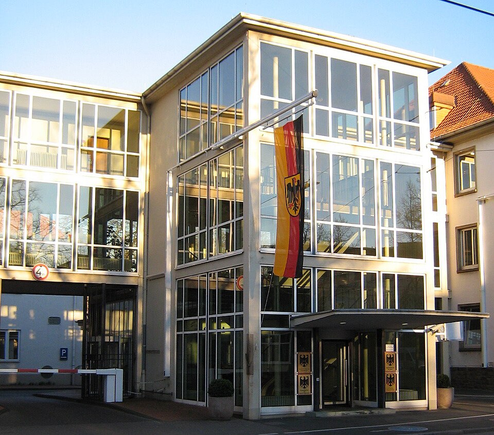 File:Bundesinnenministerium Eingang Bonn 2008b.jpg