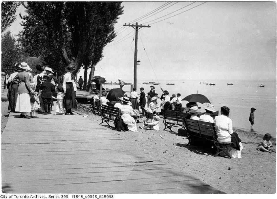 File:Kew Beach from sidewalk in 1918.jpg