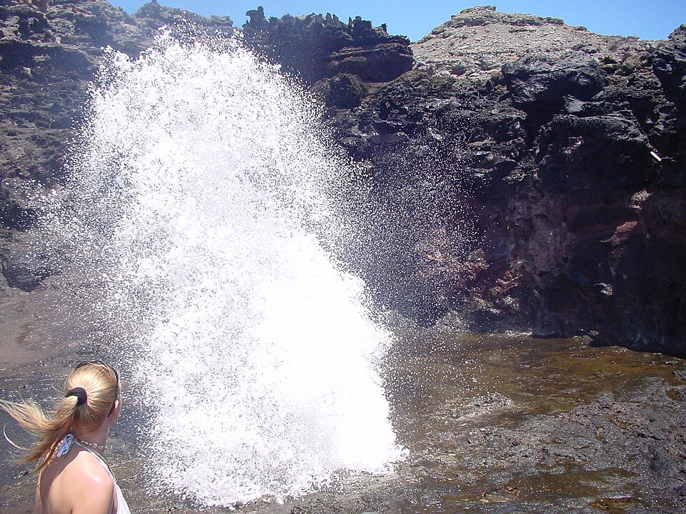 File:Nakalele-Blowhole-Maui.jpg