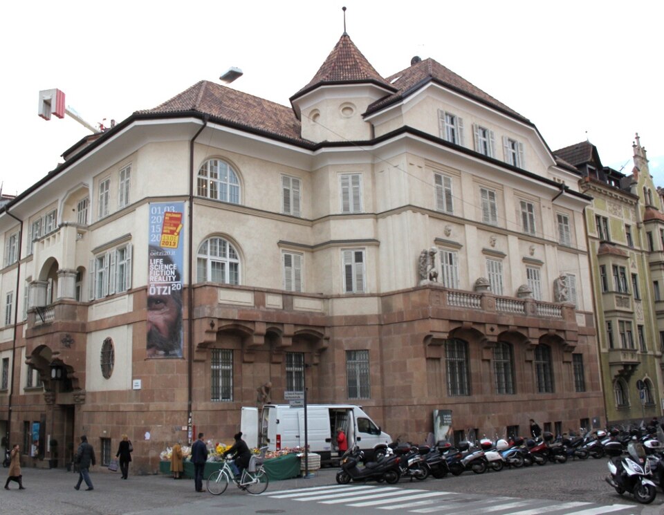 File:Österreichisch-ungarische Bank Bozen - Ötzimuseum.JPG