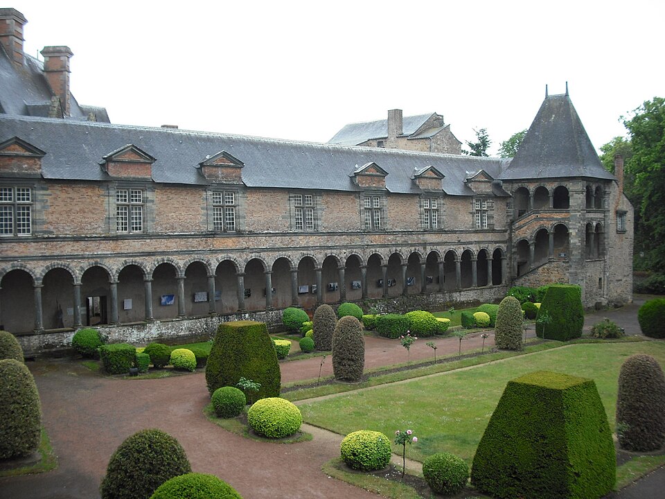 File:Galerie chateau chateaubriant.jpg