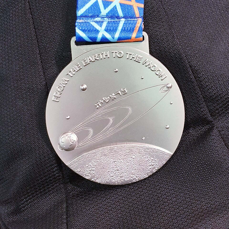File:IPhO-2019 07-14 medal Silver back.jpg