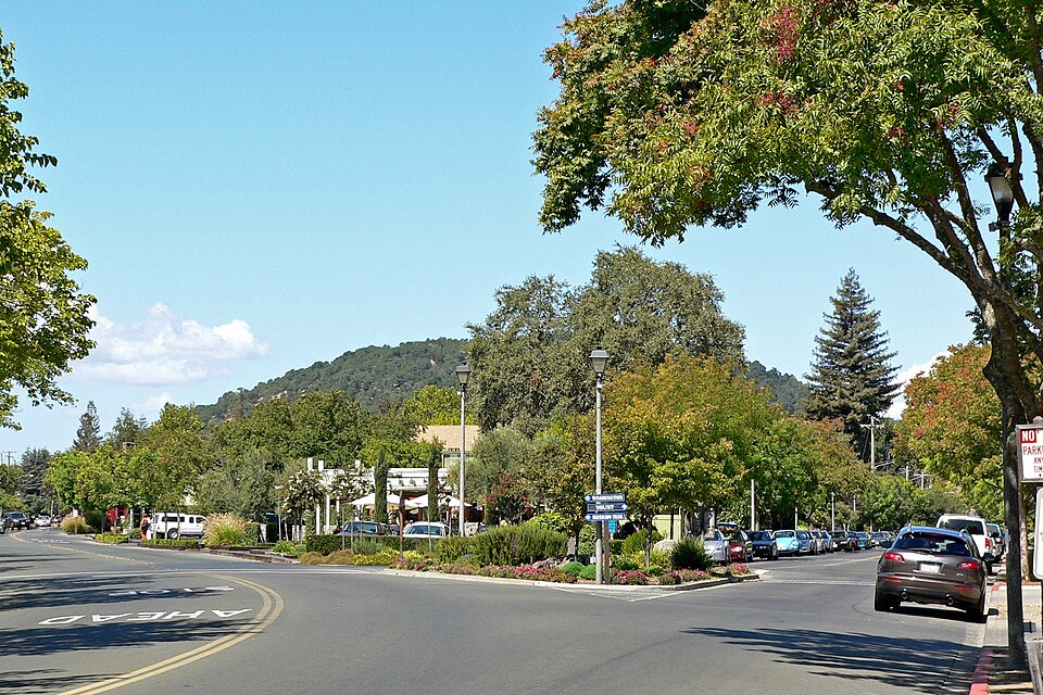 File:Yountville fork in road 1.jpg