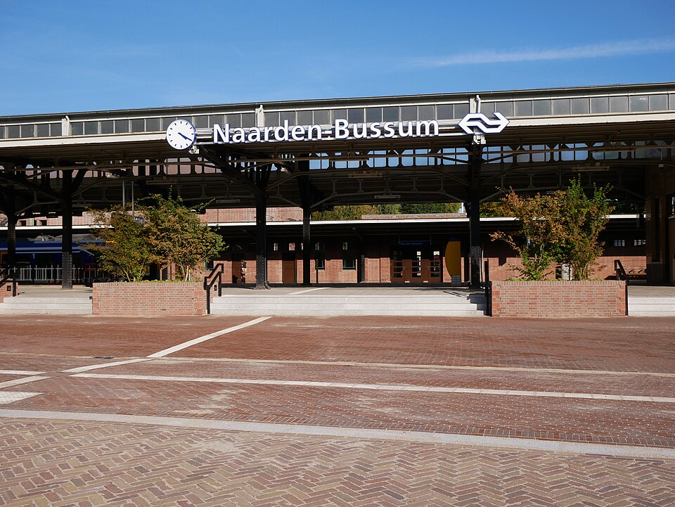 File:2022-10-09 Station Naarden-Bussum westelijke entree (2).jpg
