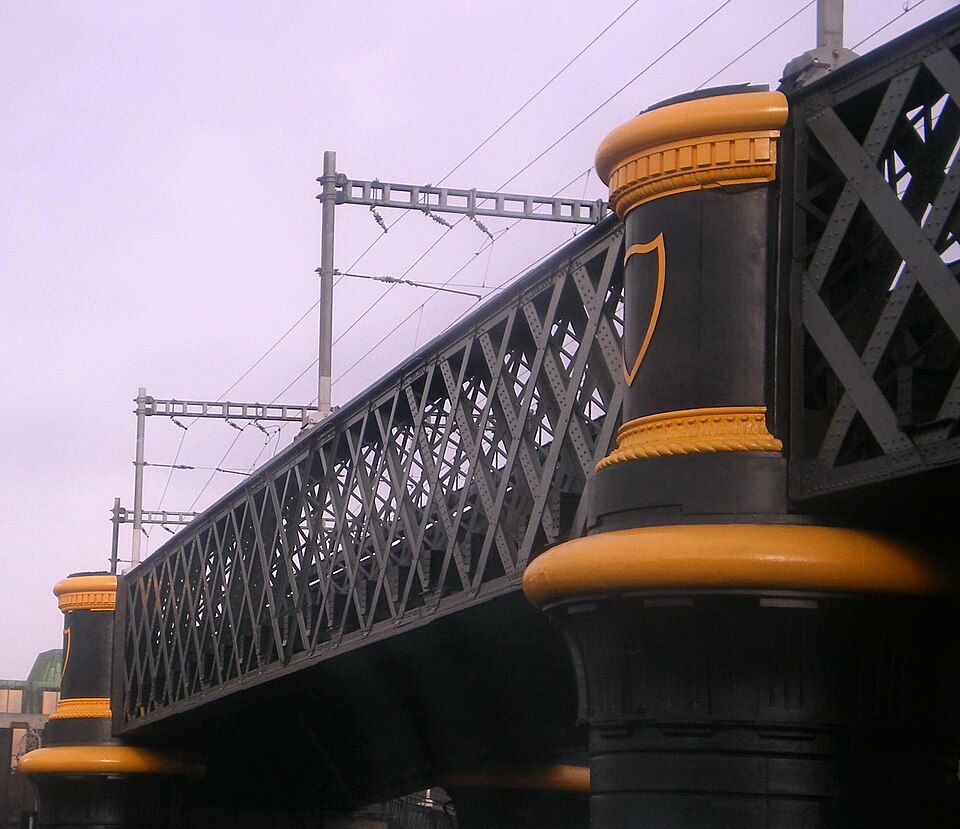 File:Butt-railway-bridge.JPG
