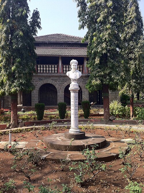 File:Fergusson College Gokhale Institute Statue.JPG