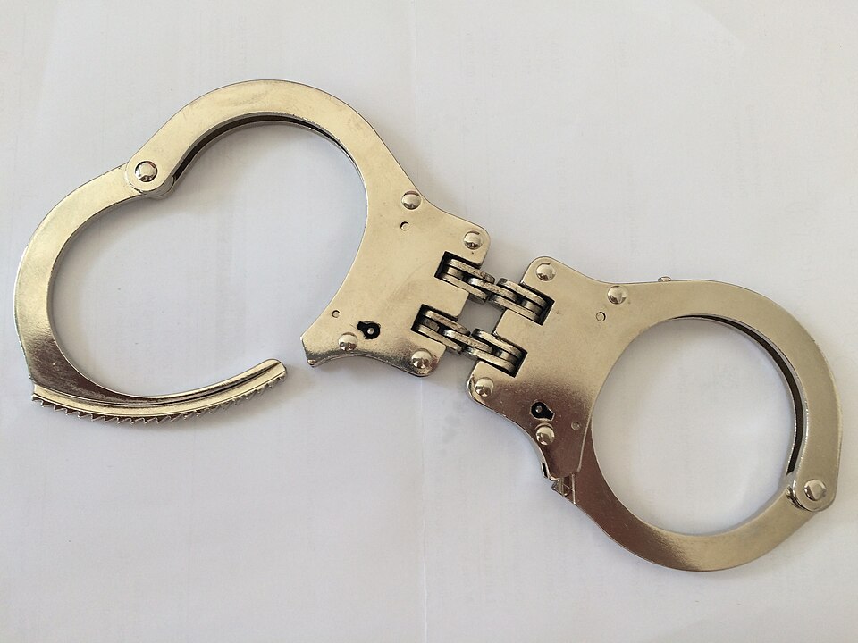 File:Hinged Handcuffs 1.jpg
