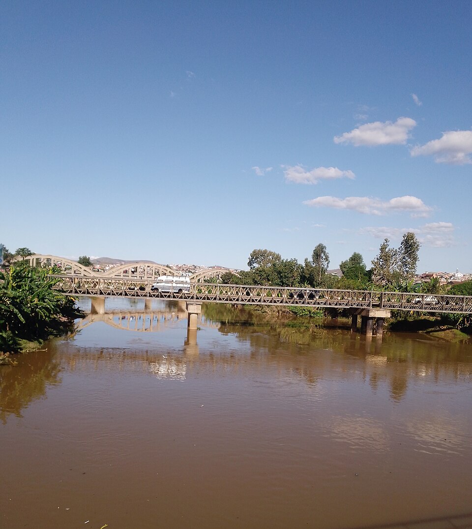 File:Ikopa les Ponts de Tanjombato.jpg
