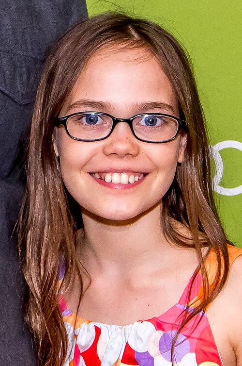 File:Oona Laurence May 2015.jpg