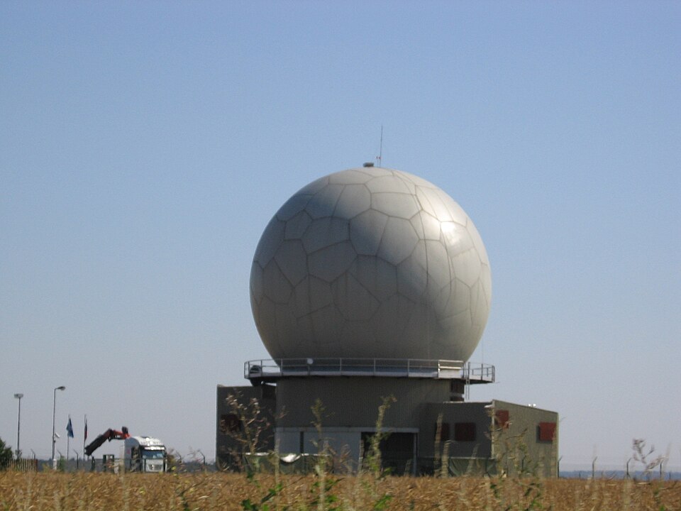 File:Radar u Čáslavi.JPG