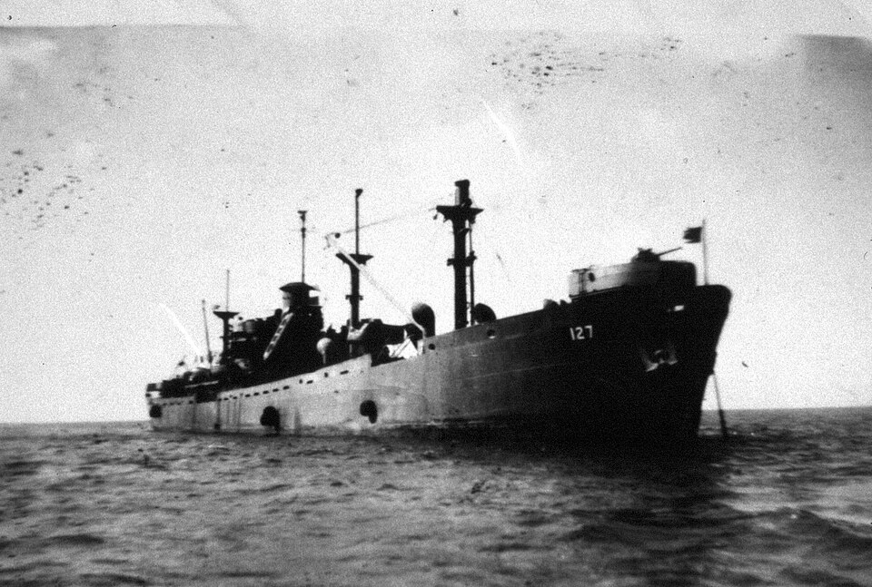 File:WWII USS Racoon IX127.jpg