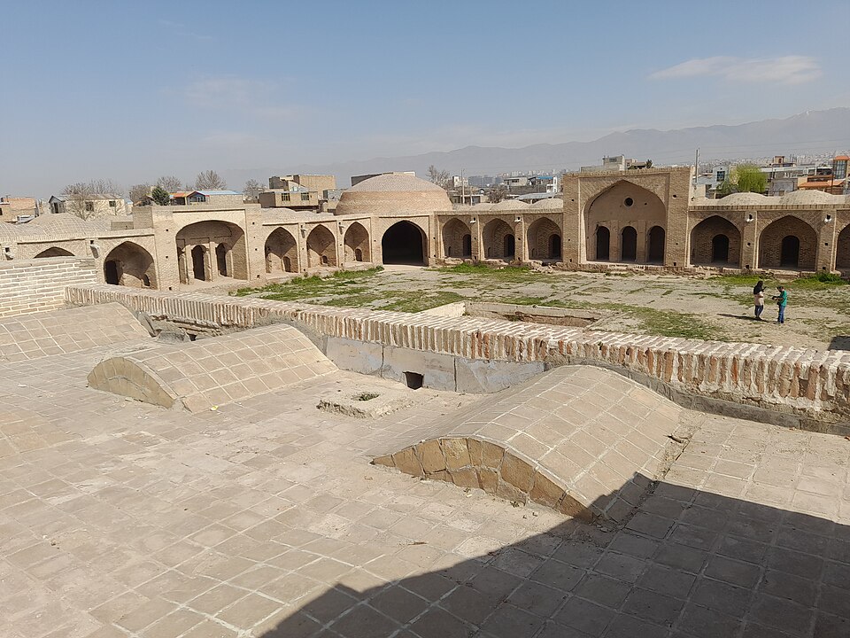 File:حیاط مرکزی کاروانسرای ینگی امام.jpg