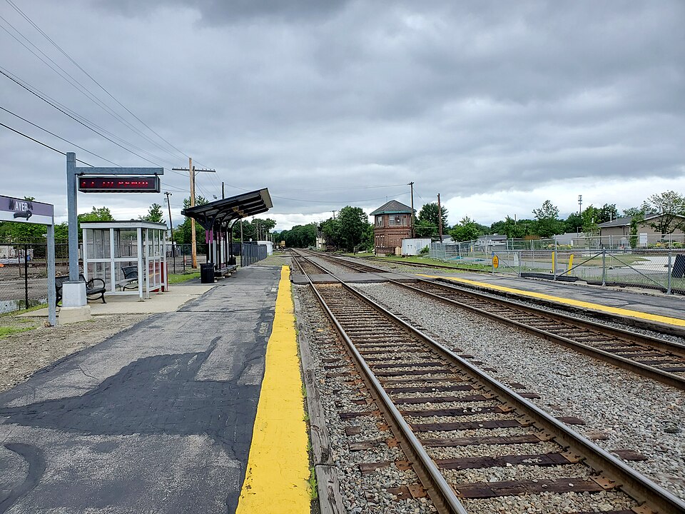 File:Ayer station, July 2021.jpg